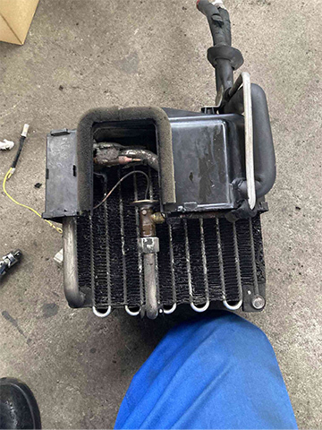 貨物エアコン修理2